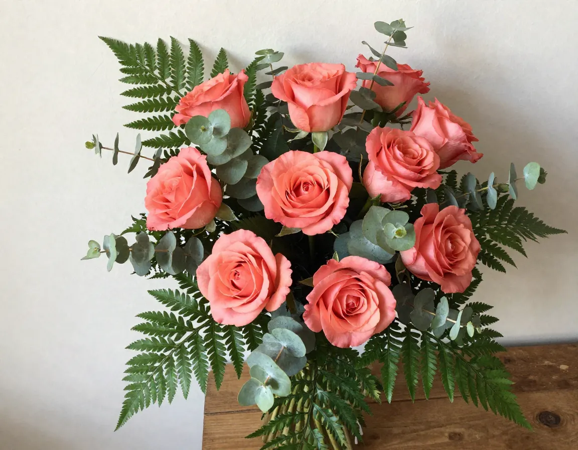 Arreglo floral artesanal con rosas y follaje natural